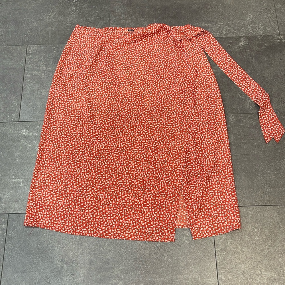 SHEIN curve OXL 12-14 wrap skirt in ditsy floral fabric in orange red color
